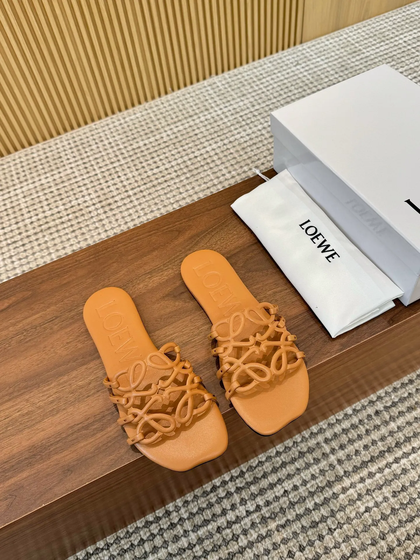 👟👟Ex-factory price 400👟👟 The latest 2025 LOEWE, summer limited edition hollow slippers, they are so beautiful on your feet! ! ! Highly recommended, a super lazy drag, the same style worn by celebrity bloggers! Fabric: Imported sheepskin (black, white, apricot, red, pink, five colors) Lining: Imported sheepskin Outsole: Genuine leather injection dyed bottom Number: 35-42